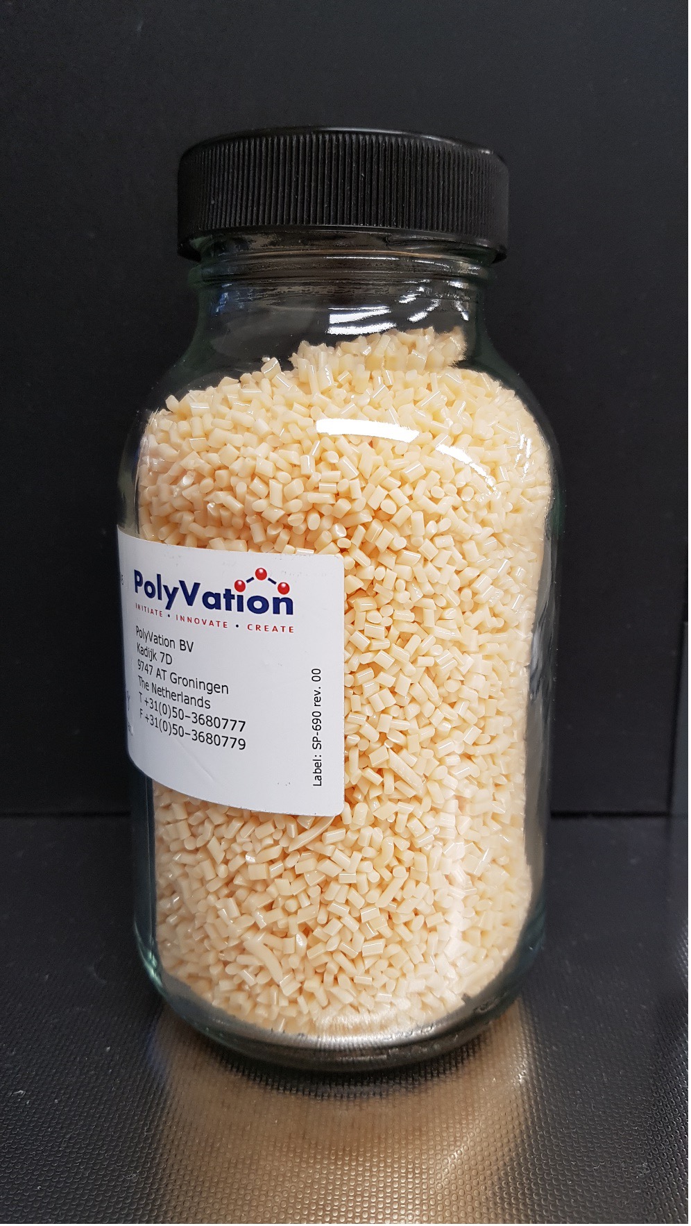 Hans van der Aa, COO of PolyVation, gave a technology seminar in which he presented the capabilities of PolyVation and the various applications of their custom-made polymers. Depending on the need of the customer, the properties of the polymers can be tweaked to control for instance the physical and biological properties of the materials. Application areas of these polymers include medical devices, tissue engineering and drug delivery.
Within LymphChip, the PolyVation polymers are used for the biofabrication of biomimetic 3D microscaffolds for advanced skin and gut-on-chip models with integrated lymphatics and immune cells